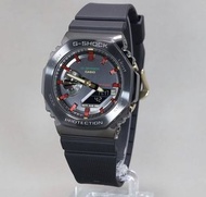 CASIO卡西歐 G-SHOCK 超人氣的八角(紅綠x金屬)錶殼設計 防水200米 GM-2100CH-1A