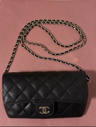 Chanel 黑色魚子醬牛皮眼鏡盒鏈包
