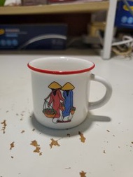 【異國收藏級】越南特色復古紅邊陶瓷馬克杯 ｜ 經典奧黛斗笠仕女挑花圖咖啡杯 ｜ 獨特民俗周邊 ｜ 文青居家陳列擺設