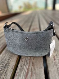 全新🌸 lululemon City Essentials Mini閃閃包 時尚單肩包腋下包迷你1L