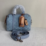 Coach 蔻馳 五月新品香布雷系列 波士頓枕頭包C J832香布雷真的香迷糊了顏色非常非常適合夏天泰褲辣超百搭剛好給炎炎夏季一抹冰涼 尺寸18/14/8