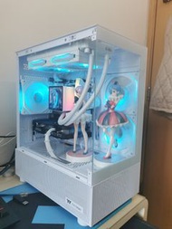 (SOLD) R7 RTX 5070 gaming PC 4吋屏幕 水冷 白色 海景房 電腦主機 R7 5800X RTX5070 (3060 4060 3070 5070 4080)