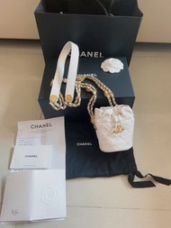 Chanel 白色金幣水桶包