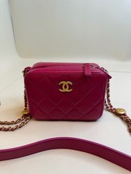 Chanel 香奈兒 芯片款 玫紅色金幣相機包小號荔枝紋鏈條款 底14cm