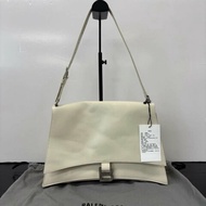 BALENCIAGA 油蠟皮奶白色肩背斜背腋下包31*19*10 98新配件塵袋吊牌