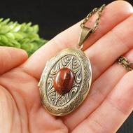橢圓形黃銅相片夾墜項鍊，紅碧玉墜飾，傳家項鍊，寶石飾品