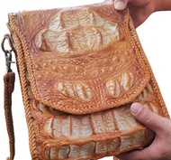 จากร้าน Toplist กระเป๋าสะพายข้าง เป็นหนังสวยๆ จากโหนกจระเข้ และส่วนของกระดูกหลัง