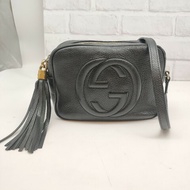 ❌已出售❌  GUCCI 古馳 經典GUCCI 古馳 308364 經典SOHO系列大LOGO流蘇吊飾肩背/斜背相機包(黒色)小牛皮荔枝皮金鍊，