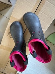 含運 正版 crocs 黑色桃紅色雨鞋 雨靴 底部脫離