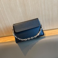 กระเป๋าสี่เหลี่ยมเล็กหนังวัวโซ่แฟชั่นสำหรับผู้หญิง กระเป๋าสูทสะพายข้างขนาดเล็กแบบ Mini Cigarette Box