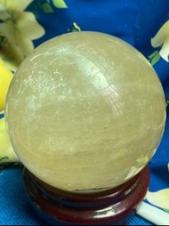 黃冰晶球、天然水晶、直徑10公分、比壘球大一點、重量1.6公斤、附秤高質感實木底座、礦缺出清、特價品不議價