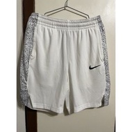 Nike白色籃球運動短褲