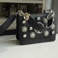 FENDI Highlights Brand Classics, Representative "F" logo Although Back to Python Circle