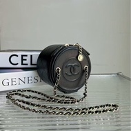 99 🆕 Chanel / Chanel 黑金壓紋 logo 小桶， GD G-Dragon 同款鏈條袋，尺寸： 10 * 10cm