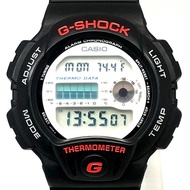 卡西歐 G-SHOCK DW-6100-7V M974 手錶，帶溫度感測器、白色錶盤和微型照明燈。 1992 年 6 月發布。可在 Mikunigaoka 商店購買。 ITKVA8UTI28M。