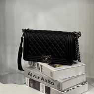 CHANEL BOY 25 側背包 黑荔枝銀扣 A67086/晶片款