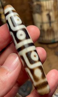 西藏藏区老藏民手里收來，千年供珠，大号西藏天珠双折线十二眼天珠大尺寸15*77 极致存在 四韵聚成