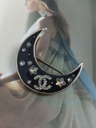 Chanel香奈儿黑色珐琅月亮胸针✨原盒/纸袋/卡纸/尘袋齐全 顺丰包郵