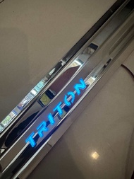 สแตนเลส ครอบบันไดรถยนต์ สำหรับ Mitsubishi Triton 4 ประตู 2012 มีไฟ มาพร้อมกาว 2 หน้า ติดตั้งง่าย กั