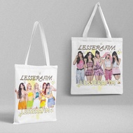 กระเป๋าผ้าใบสะพายไหล่ผู้หญิง LE SSERAFIM ขนาด 36x39 ซม. กระเป๋าถือสำหรับใส่ของ กระเป๋าใส่เอกสาร สไตล