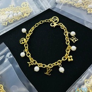 LV Style Pearl Pendant Bracelet Golden Letter Four-leaf Flower Bracelet Light Luxury Retro Style Bra
