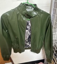 軍綠色短板外套。久放皮衣領子後背袖子裂開 當零件衣賣
