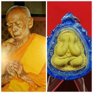 圣僧龙婆添(侧头添一生素食的圣僧)平民价的圣物设计平凡及比较没有被热炒佛牌派古曼经粉掩面佛(又称拍必打佛)(此尊佛牌在网上有很多资料上网一查便知)附原装庙盒经典圣.已包好非常精美佛牌防水壳BE2517