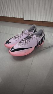 Nike 兒童粉紅色足球鞋