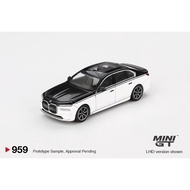 MINI GT 1/64 #959 BMW i7 xDRIVE60 ALPINE WHITE / BLACK SAPPHIRE