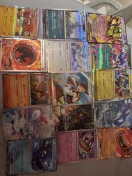 大量 Pokémon TCG 卡牌