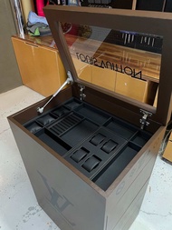 ตู้เก็บนาฬิกา และ เครื่องประดับ ขนาด 64x46x90cm. ตัวถาดใส่เครื่องประดับเป็นถาดหนัง ตัวตู้ผิวภายนอกเป