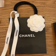 Chanel 紙袋；絲帶連山茶花）