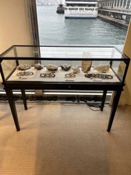 全黑色金屬邊珠寶展示櫃