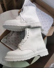 【💖全新正品】Dr.Martens 1460 Mono 經典8孔馬丁靴 - 純白硬皮款 | 香港現貨全碼