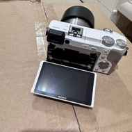 Sony A6100 反Mon 相機 白色body 連Sony 1.8/50 景深人橡鏡