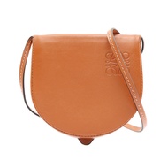 棕色牛皮 Heel Pouch Small 肩背包【LOEWE 羅威】 109.54.T14