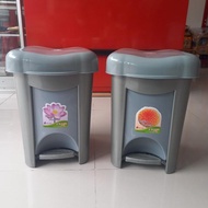 ___] Plastic Sl step-on trash can 8815