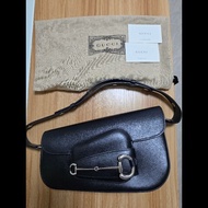 Gucci 1955 horsebit 皮革斜角肩背包黑色