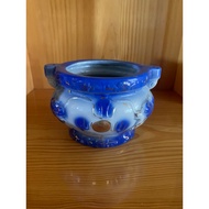 Blue porcelain incense burner, 7.5cm high, 19cm (8.5in) wide