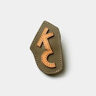 【你和你的名字】皮革胸章 客製英文字母 牛皮會徽章別針 客製
