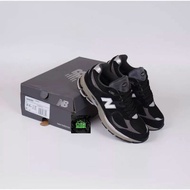 New Balance 2002R Black Gray