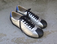 【日常百搭】經典設計與真皮質感！EMA 運動鞋 / 槍灰色 × 黑色