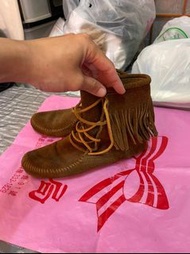 「 二手鞋 」 MINNETONKA 女版流蘇麂皮短靴 7號（咖啡）73