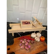 MERAH Onion slicer Onion slicer Red onion slicer made of wood