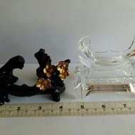 一個 四吋半木雕刻花 陳列架 及1個三吋半亞加力 陳列架 總共賣 100元 單個價錢60元