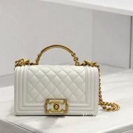 CHANEL白色荔枝皮LOGO手把金釦Handle Boy20 A94805