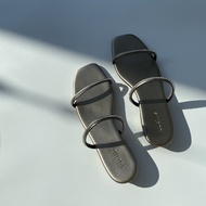 LYLA : รองเท้าแตะส้น 2 cm ประดับคริสตัล 2 เส้น (Lucille Studio)