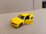 Xe mô hình Tomica - Xe Chevrolet Camaro màu vàng mở được cửa giá rẻ cho bé hay sưu tập