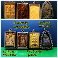 福利价:RM238;4样聖物大福利配套1)富贵神僧龙婆瑞(雷)2)Wat Ketchaiyo混合经粉老料崇迪佛牌,3大圣僧之一,龙婆坤(坤爷)崇迪佛佛牌Wat Khao Or参2497草药龙婆托佛牌 