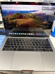 蘋果筆電  MacBook  Pro  13吋  i5  8g  256g （A1989） 2018年產、太空灰 。觸控列、Touch ID、4連接阜。外觀漂亮、 邊角有處小傷、其餘無明顯損傷。原裝盒、附原廠充電器。 Retina原彩顯示器、中文繁體背光鍵盤。